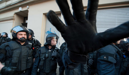 Den Aufklärern die Sicht nehmen: Polizisten stützen sich gegense...