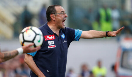 Ein Dogmatiker des offensiven 4-3-3: Sarri (hier bei Neapels 0:3...