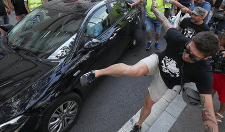 Die Wut muss raus: Streikende Taxifahrer in Barcelona attackiere... Die Wut muss raus: Streikende Taxifahrer in Barcelona attackiere...