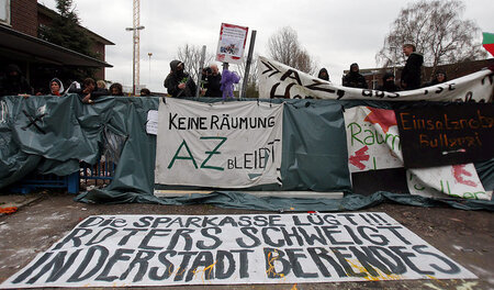 Protest mit Geschichte: Barrikaden vor dem damaligen AZ in Köln-... Protest mit Geschichte: Barrikaden vor dem damaligen AZ in Köln-...
