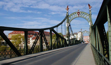 Wir fuhren gemächlich über Brücke, Marktplatz, Stadt. »Haben Sie... Wir fuhren gemächlich über Brücke, Marktplatz, Stadt. »Haben Sie...