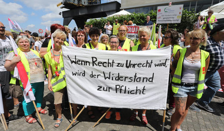 Celenus-Beschäftigte aus Thüringen bei der Demo zur Gesundheitsm... Celenus-Beschäftigte aus Thüringen bei der Demo zur Gesundheitsm...
