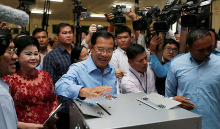 Kambodschas Regierungschef Hun Sen am Sonntag bei der Stimmabgab... Kambodschas Regierungschef Hun Sen am Sonntag bei der Stimmabgab...