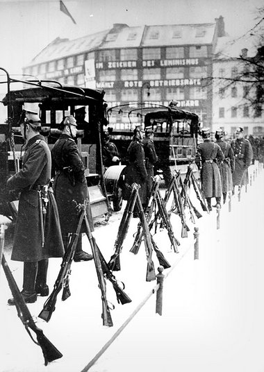 Ein großes Polizeiaufgebot schützt den provokatorischen Naziaufm...