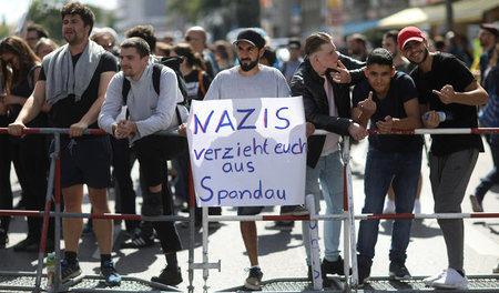 Protest gegen den neofaschistischen Heß-Gedenkmarsch 2017 in Ber... Protest gegen den neofaschistischen Heß-Gedenkmarsch 2017 in Ber...