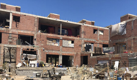 Wohnungsnot auf Ibiza. In dieser Bauruine wohnen über hundert Sa... Wohnungsnot auf Ibiza. In dieser Bauruine wohnen über hundert Sa...