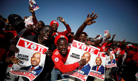 Begeisterte Anhänger: Unterstützer von Nelson Chamisa bei einer ... Begeisterte Anhänger: Unterstützer von Nelson Chamisa bei einer ...