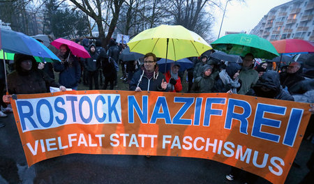 Antifaschistinnen und Antifaschisten protestierten Mitte März im... Antifaschistinnen und Antifaschisten protestierten Mitte März im...