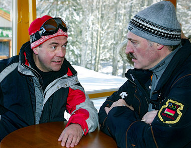 Putins Kronprinz Medwedew (links) mit dem belorussischen Präside...