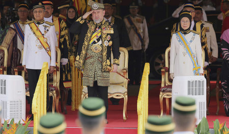 Salut zur Parlamentseröffnung: Der malaysische König Muhammad V....