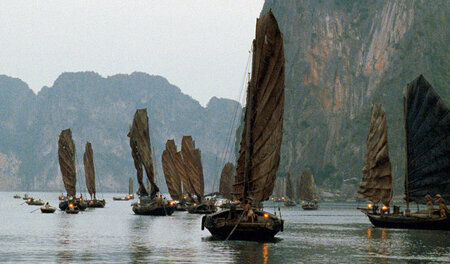 In der Halong-Bucht treffen Camille und Jean-Baptiste wieder auf... In der Halong-Bucht treffen Camille und Jean-Baptiste wieder auf...