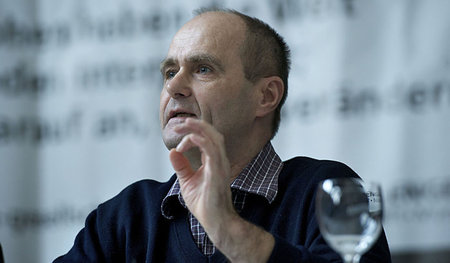 Michael Gerber (DKP) war früher Betriebsrat des Handyherstellers... Michael Gerber (DKP) war früher Betriebsrat des Handyherstellers...