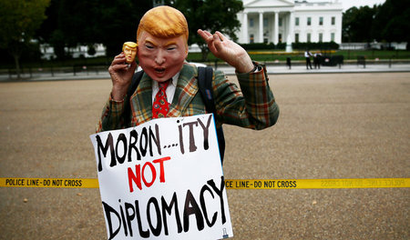 »Idiotie, nicht Diplomatie« erblickte dieser Demonstrant in Dona...