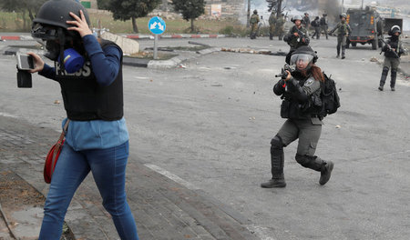 Eine israelische Grenzsoldatin bedroht während eines Protestes i... Eine israelische Grenzsoldatin bedroht während eines Protestes i...