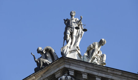 Der Roman endet so nüchtern, wie er begonnen hat: mit den Briefe... Der Roman endet so nüchtern, wie er begonnen hat: mit den Briefe...