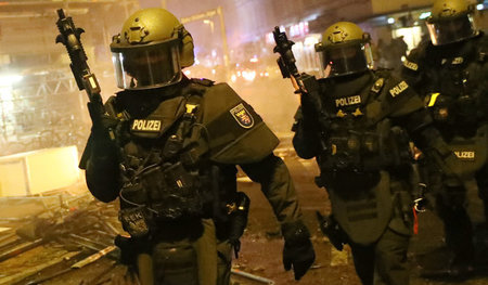 Der Polizeistaat marschiert auf – SEK-Beamte im Hamburger Schanz...