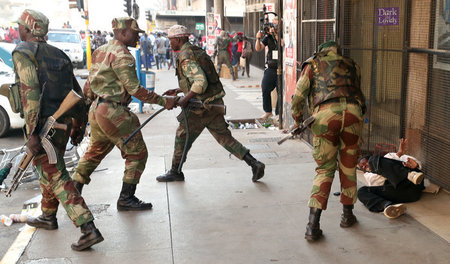 Soldaten prügeln am Mittwoch in Harare auf einen Demonstranten e...