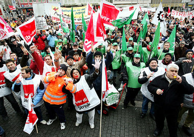 Vor einem Jahr: Streikende des öffentlichen Dienstes protestiert...