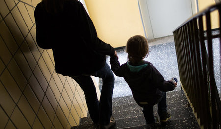 Große Sprünge sind nicht drin: Eine alleinerziehende Mutter aus ...