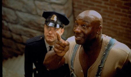 Ausgerechnet der verurteilte Mörder John Coffey (r.) zeigt Paul ... Ausgerechnet der verurteilte Mörder John Coffey (r.) zeigt Paul ...