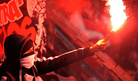 »Anlasstypische Gefahren«: Eintracht-Fan mit Bengalo