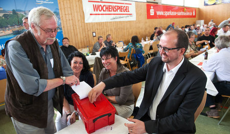 Thomas Lutze (rechts), Mitglied des Bundestags seit 2009, bei de... Thomas Lutze (rechts), Mitglied des Bundestags seit 2009, bei de...
