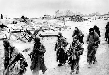 Geschlagen in Stalingrad. Deutsche Wehrmachtssoldaten ziehen dur...