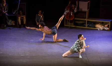 Choreographin und Tänzerin Sara Ezzell (auf dem Probenfoto recht...