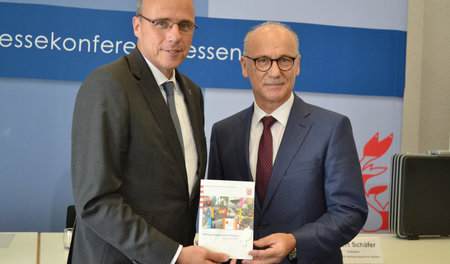 Hessens Innenminister Peter Beuth (CDU) und Robert Schäfer (r.),...
