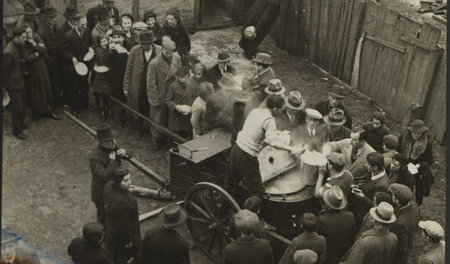 Ausgewiesene Juden im November 1938 an einer Suppenküche in Zbas...