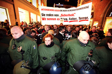Daß der Protestzug gewaltfrei blieb, führt die Polizei auf ihr K...