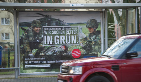 Olivgrüne Götter? Werbeplakat der Bundeswehr im Dezember 2016 in...