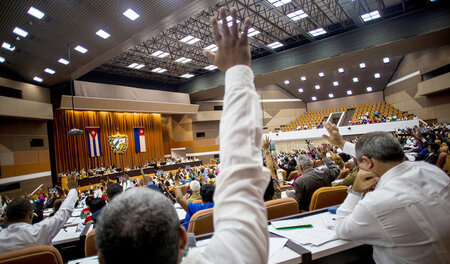 Kontroverse Debatte im Parlament: Die Abgeordneten in Havanna ve...