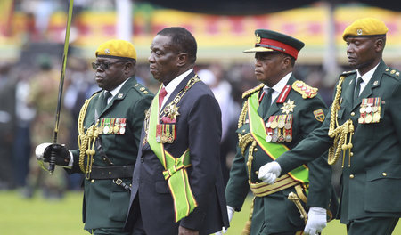 Simbabwes neuer Präsident Emmerson Mnangagwa (2. v. l.) nach sei...