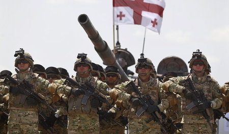 Georgische Soldaten während der Eröffnungszeremonie des NATO-Man...