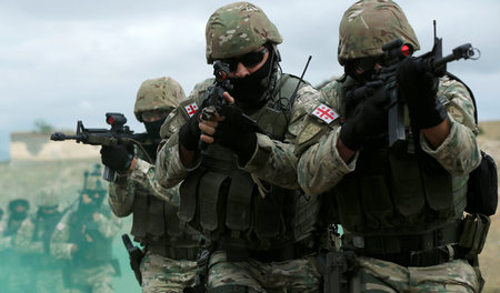 Georgische Soldaten während des Manövers »Noble Partner 2018« am...