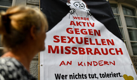 Mahnwache der Initiative »Aktiv gegen Missbrauch« im Juni vor de...