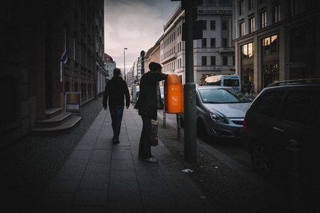 Alltag in deutschen Städten: Ein Mann fischt in einem Mülleimer ...
