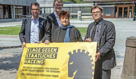 Die Klagevertreter Jan Dirk Roggenkamp und Frank Braun, sowie di...