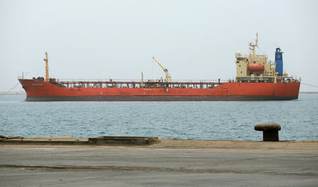 Umkämpfter Hafen: Ein Schiff fährt an der jemenitischen Stadt Al...