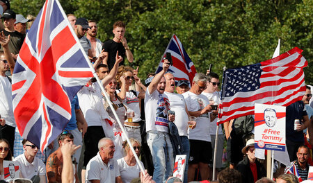 Nationalistischer Mob: Anhänger von Stephen Yaxley-Lennon demons... Nationalistischer Mob: Anhänger von Stephen Yaxley-Lennon demons...