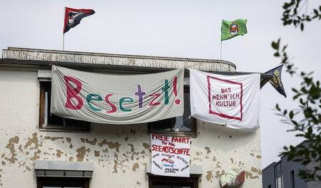 Sichtbar nach außen: Banner und Fahnen an dem besetzten »Bleisti...