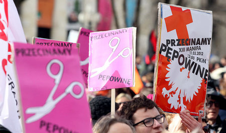 Feministischer Protest: Demonstration für die Trennung von Staat... Feministischer Protest: Demonstration für die Trennung von Staat...