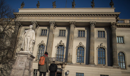 Studenten vor der Humboldt-Universität zu Berlin. Auch sie ist v...