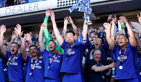 »Sie werden es lieben zu gewinnen«: Neil Warnock (2. v. r.) feie... »Sie werden es lieben zu gewinnen«: Neil Warnock (2. v. r.) feie...