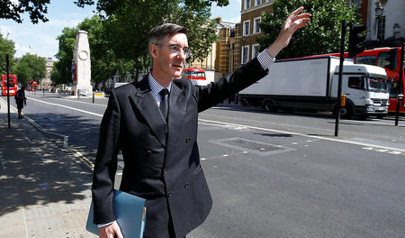 Führer der rechten Tories: Jacob Rees-Mogg winkt in London nach ... Führer der rechten Tories: Jacob Rees-Mogg winkt in London nach ...