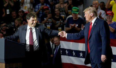 Mit mächtiger Hilfe: US-Präsident Donald Trump trat am Samstag i... Mit mächtiger Hilfe: US-Präsident Donald Trump trat am Samstag i...