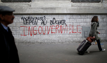 Wandparole gegen Le Pen und Macron an einer Oberschule in Paris