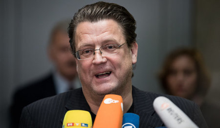 Stephan Brandner (AfD) während einer Pressekonferenz in Berlin (...