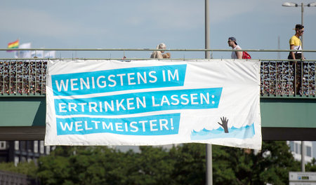 Plakat auf einer Kundgebung der Bewegung »Seebrücke« aus Hamburg...